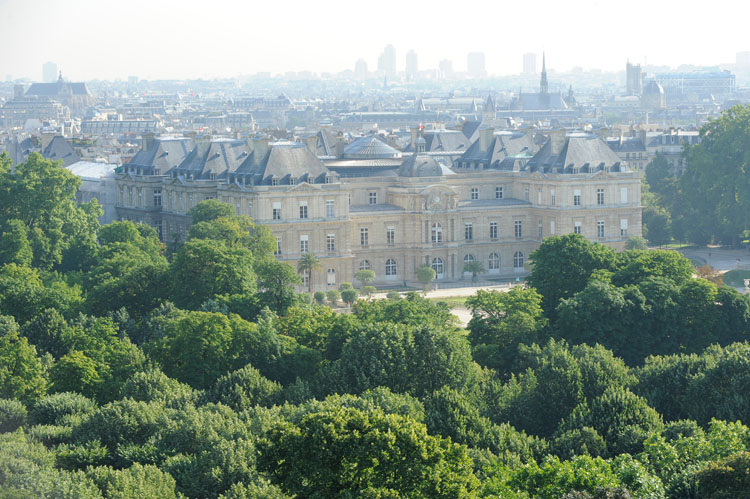 Façade sud du Sénat depuis la rue Auguste-Comte