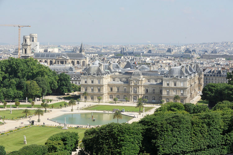 Façade sud du Sénat et les bassins depuis la rue Auguste-Comte