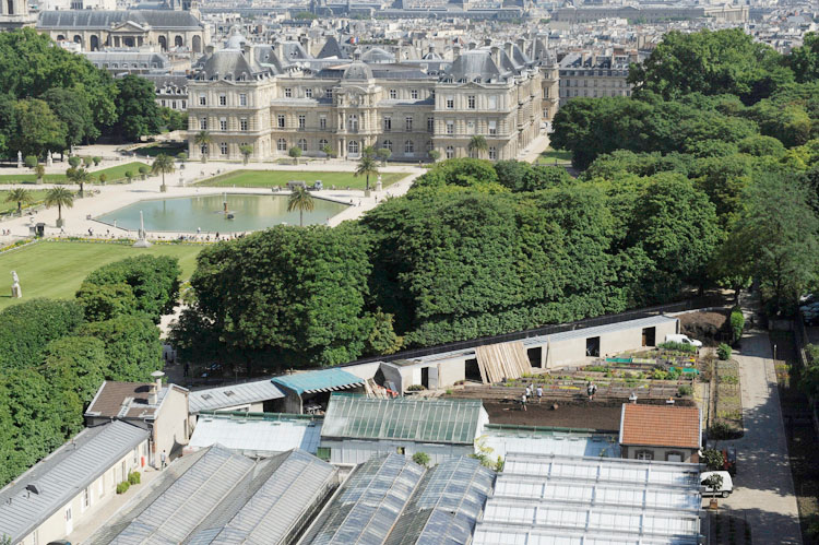 Façade sud du Sénat et les serres depuis la rue Auguste-Comte