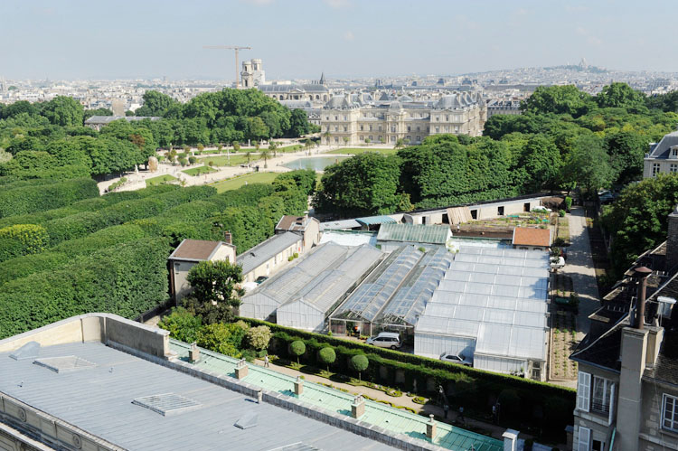 Les serres du jardin du Luxembourg et le Sénat depuis la rue Auguste-Comte