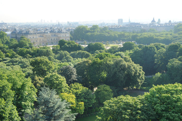 Les jardin et palais du Luxembourg depuis la rue Auguste-Comte