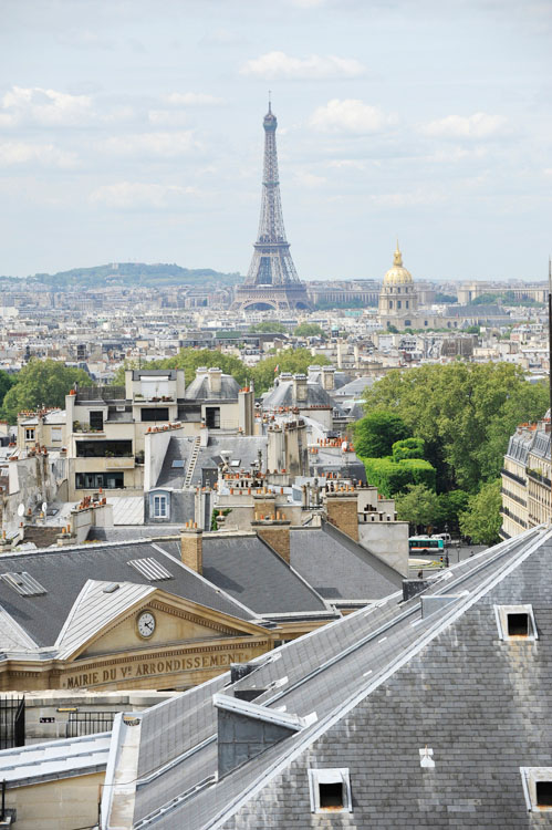 Toits de Paris. La tour Eiffel depuis la place du Panthéon et la mairie du 5e arrondissement