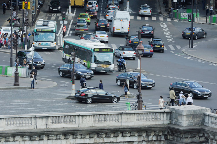 Circulation pont de la Concorde depuis le port de la Concorde