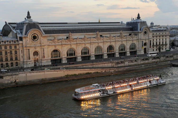 Façade nord éclairée par un bateau-mouche depuis l'avenue du Général-Lemonnier