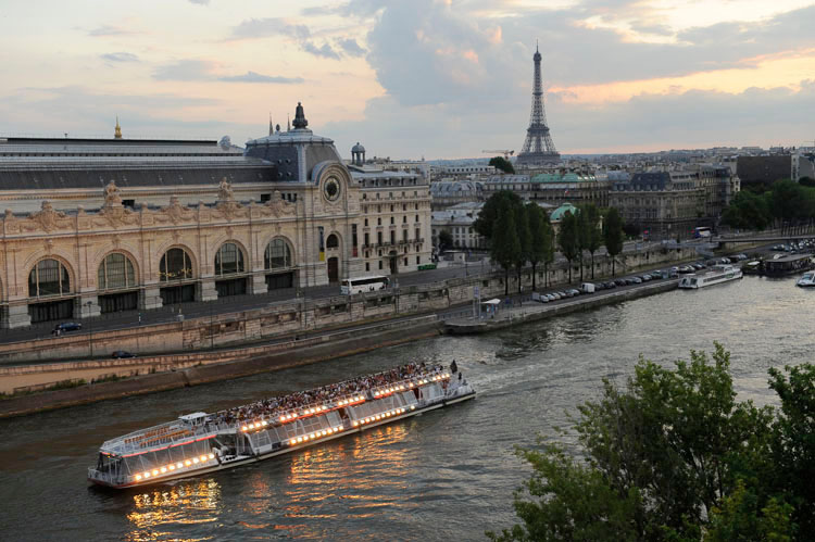 Façade nord éclairée par un bateau-mouche depuis l'avenue du Général-Lemonnier