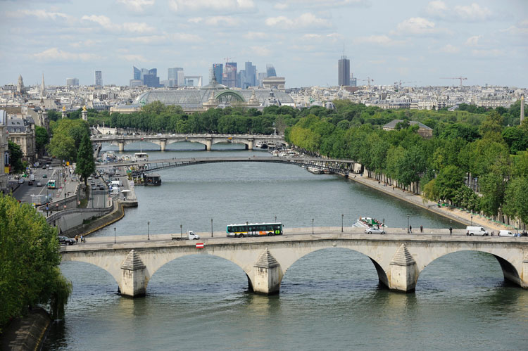 Enfilade de ponts depuis le port des Saints-Pères. À l'arrière-plan, le Grand Palais et la Défense