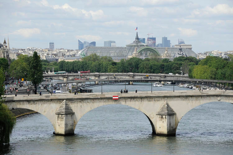 Enfilade de ponts et le Grand Palais depuis le port des Saints-Pères