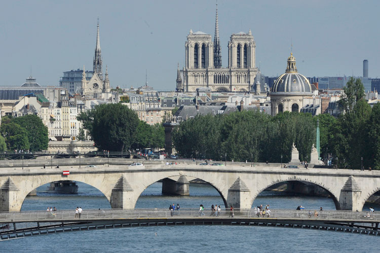 Enfilade de ponts depuis le port de la Concorde