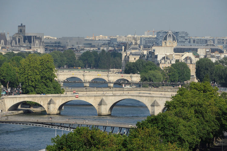 Enfilade de ponts depuis le port de la Concorde