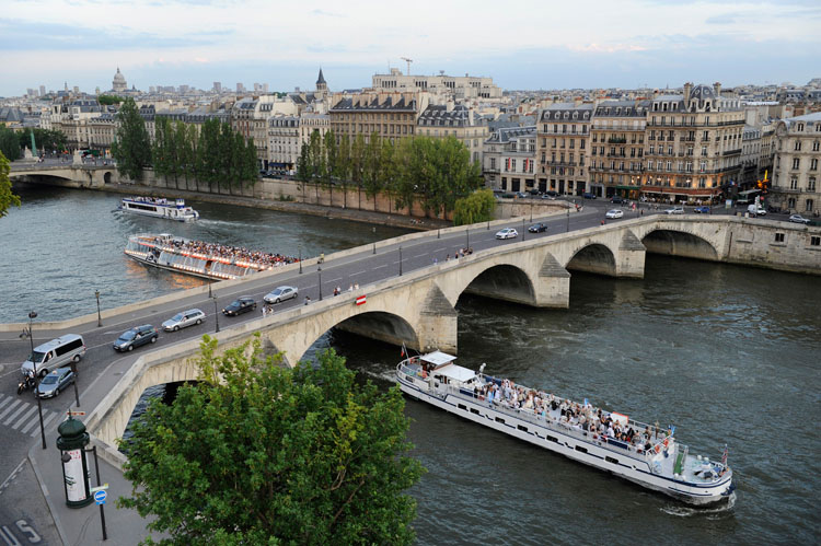 Bateaux-mouches sous le pont Royal depuis le quai des Tuileries