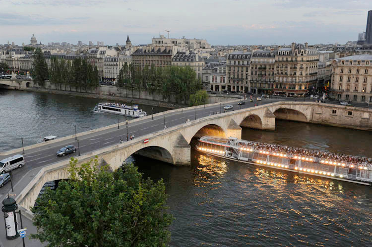 Bateaux-mouches sous le pont Royal depuis le quai des Tuileries