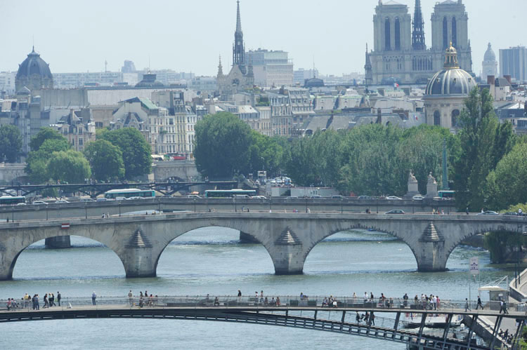 Enfilade de ponts depuis le port de la Concorde