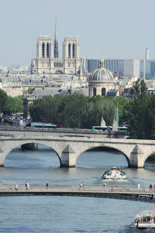 Enfilade de ponts depuis le port de la Concorde ; Dôme de l’Institut de France et tours de Notre-Dame