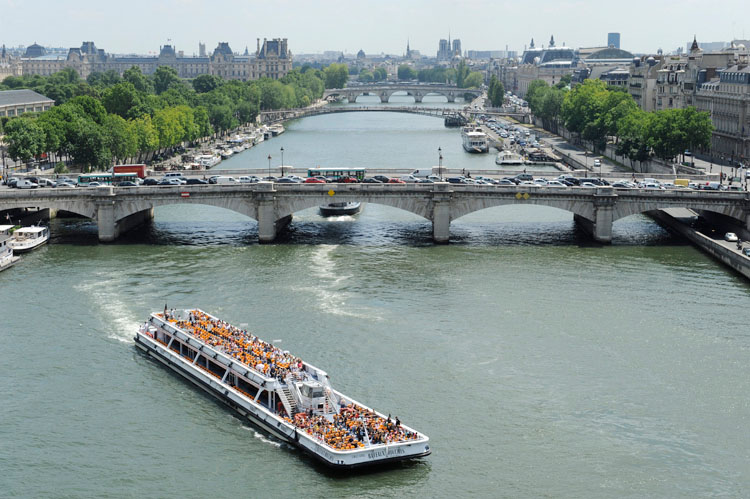 Enfilade de ponts depuis le port de la Concorde. Bateau-mouche