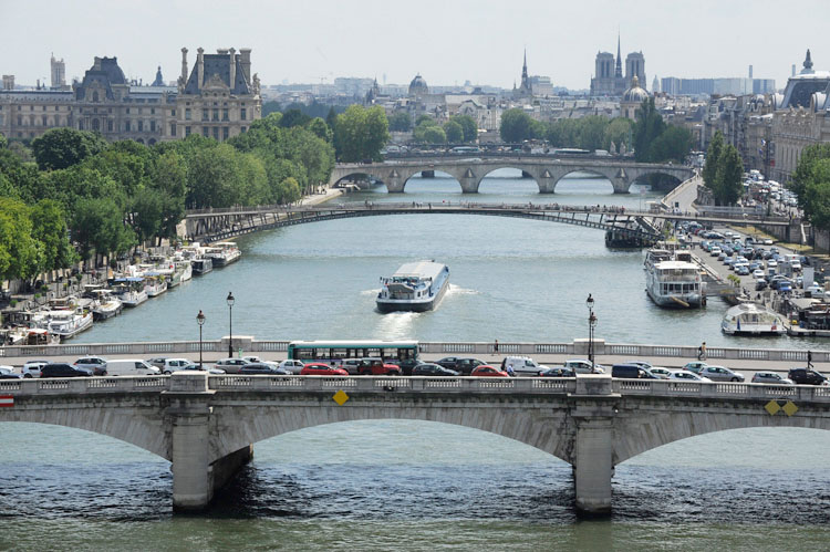 Enfilade de ponts depuis le port de la Concorde. Bateau-mouche