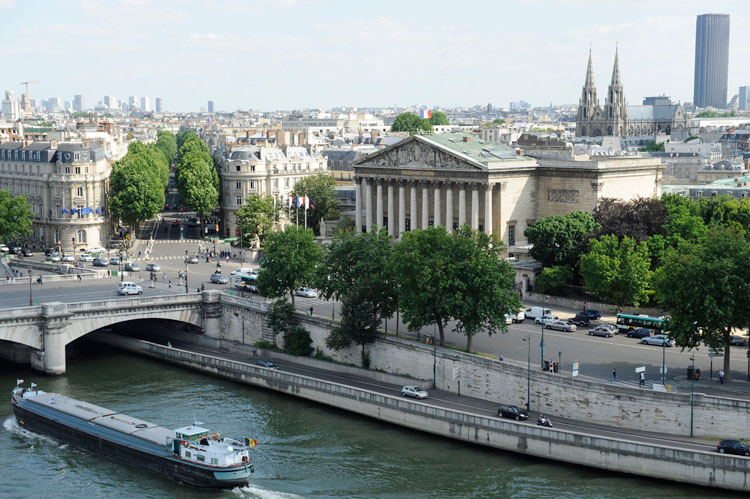 Le pont de la Concorde et le Parlement. Péniche. Basilique Sainte-Clotilde à l’arrière-plan