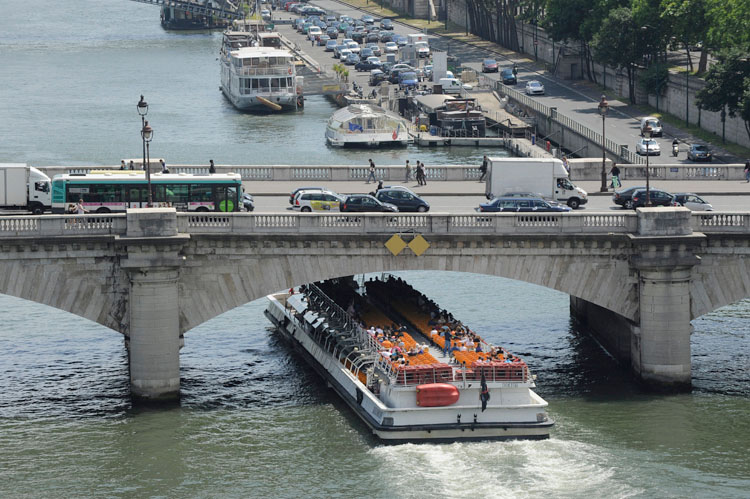 Bateau-mouche pont de la Concorde depuis le port de la Concorde. Circulation