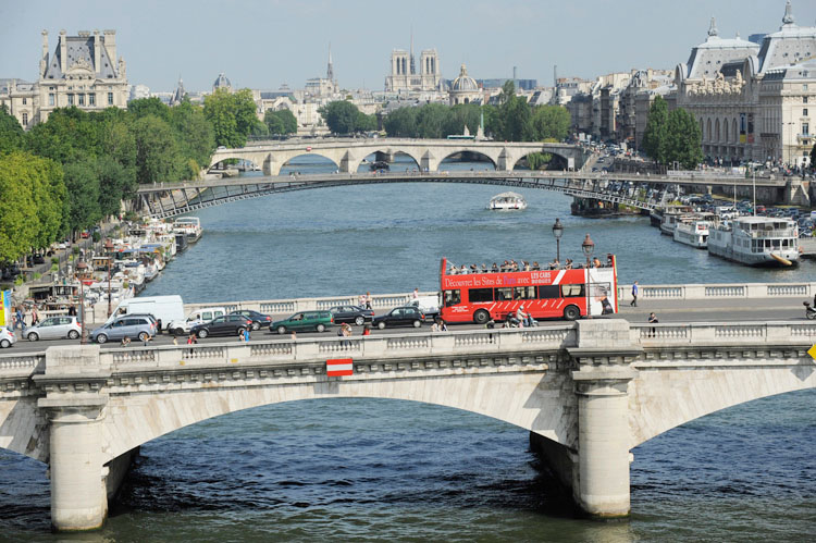 Circulation sur le pont de la Concorde depuis le port de la Concorde. Bus à impériale