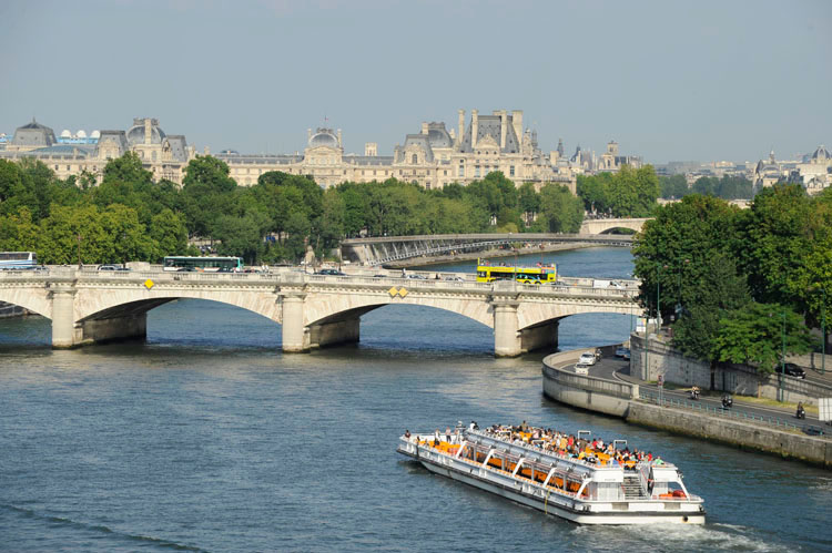 Le pont de la Concorde depuis le port des Champs-Élysées, vue vers le Louvre et les Tuileries. Bateau-mouche