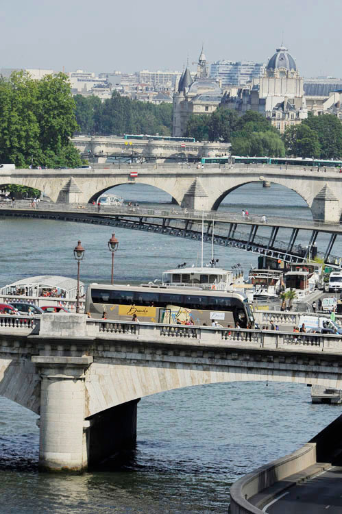 Enfilade de ponts depuis le port de la Concorde. Circulation