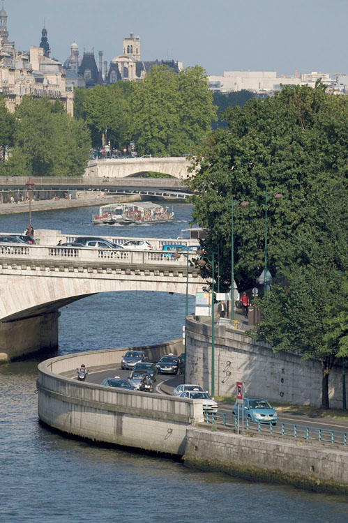 Enfilade de ponts depuis le port de la Concorde. Circulation quai d'Orsay