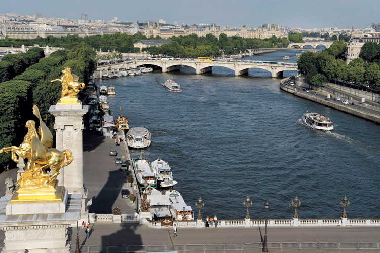 Enfilade de ponts depuis le port des Champs-Élysées. Pylônes rive droite du pont Alexandre-III