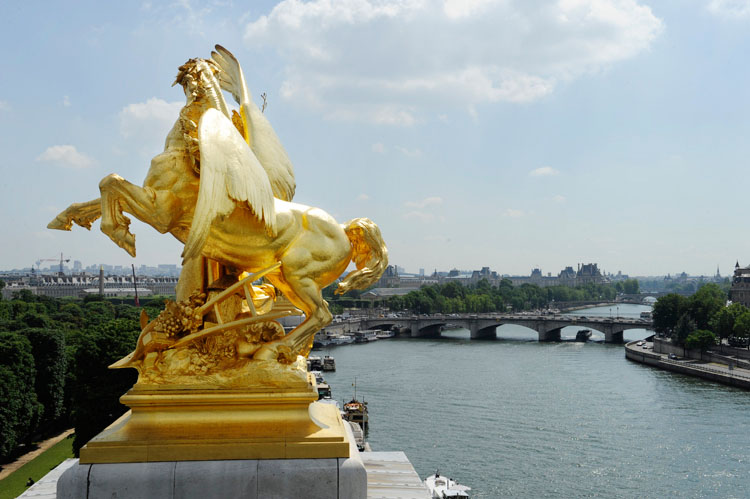 Statue : La Renommée des sciences. Pylône rive droite aval depuis le cours la Reine