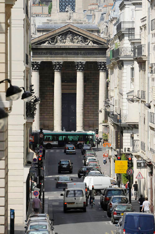 Façade sud depuis le boulevard des Italiens. Circulation