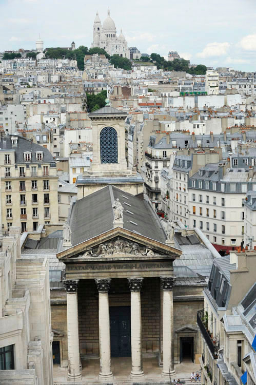 Façade sud et la butte Montmartre depuis la rue Lafitte