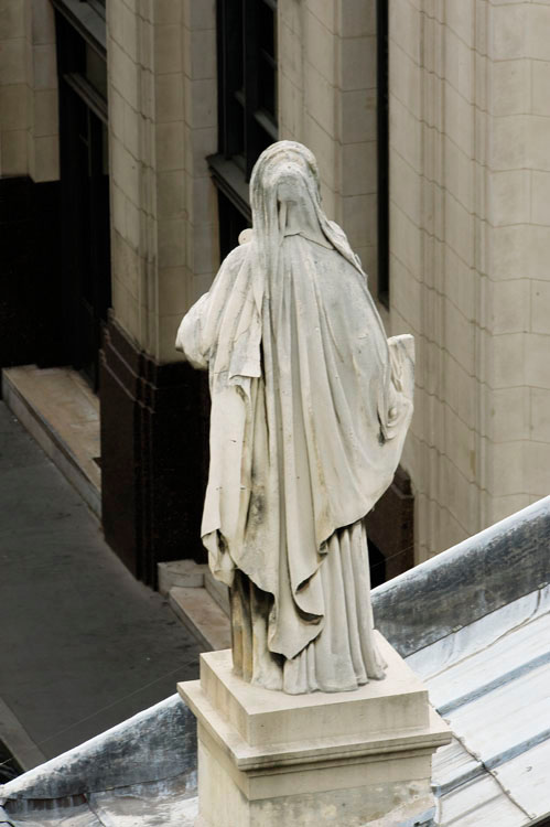 Statue : La Foi de dos depuis la rue Fléchier