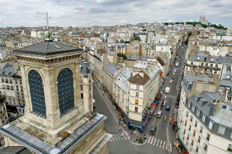 Clocher façades sud et est depuis la rue Fléchier. À l'arrière-plan, la butte Montmartre