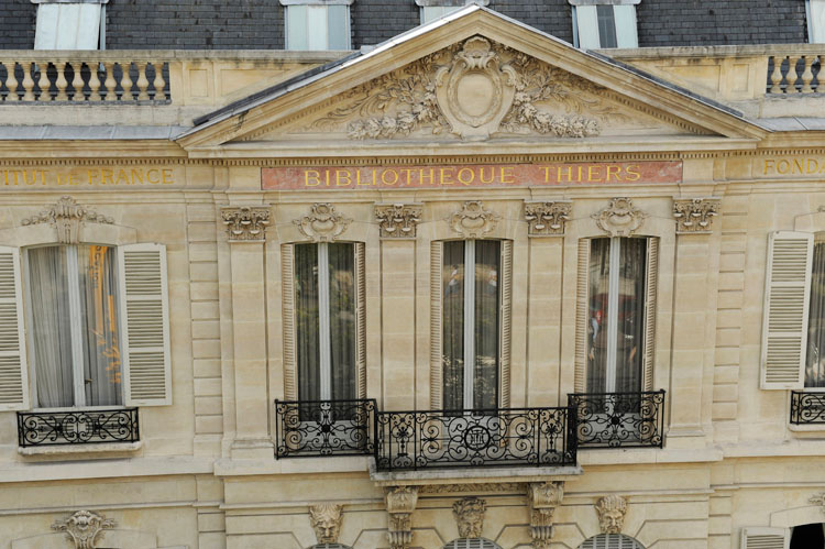 Fronton de la bibliothèque Thiers