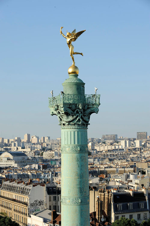 Partie haute de la colonne et le Génie de la Liberté depuis le boulevard Bourdon