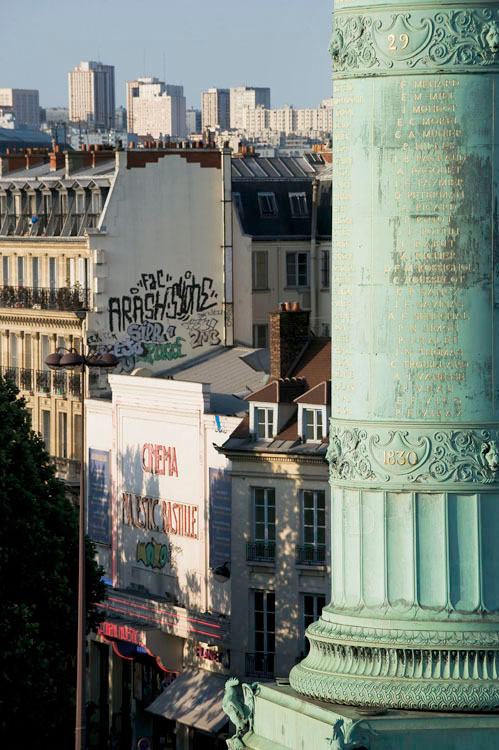 Le fût de la colonne et cinéma boulevard Richard-Lenoir depuis le boulevard Bourdon