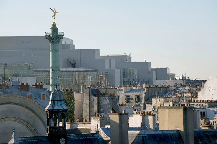 Toits de Paris depuis la rue de Béarn. La colonne de Juillet et l'opéra Bastille