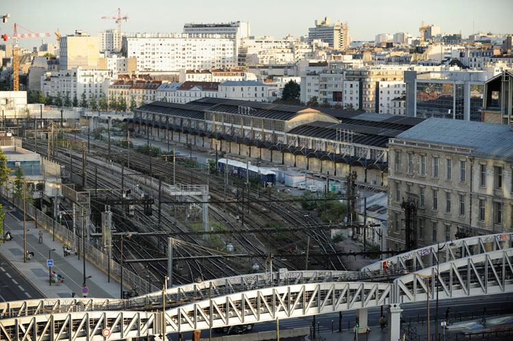 Métro aérien boulevard Vincent-Auriol depuis l'avenue Pierre-Mendès-France. Voies ferrées et la halle Freyssinet