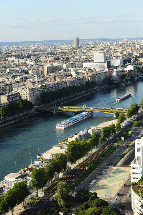 Panorama de Paris vers le nord depuis le parc André-Citroën. Péniche et la Maison de la Radio