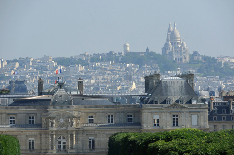 Toits de Paris. Le Sénat et Montparnasse depuis l'avenue de l'Observatoire