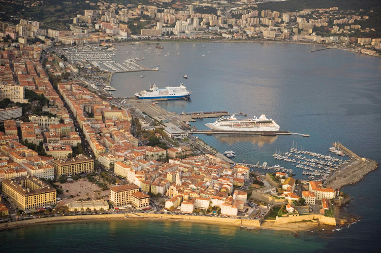 Port et citadelle d'Ajaccio depuis le sud. Ferry-boats