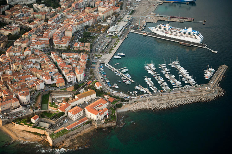 Port et citadelle d'Ajaccio depuis le sud. Ferry-boat et port de plaisance