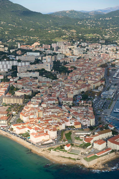 Citadelle et vieille ville d'Ajaccio depuis le sud