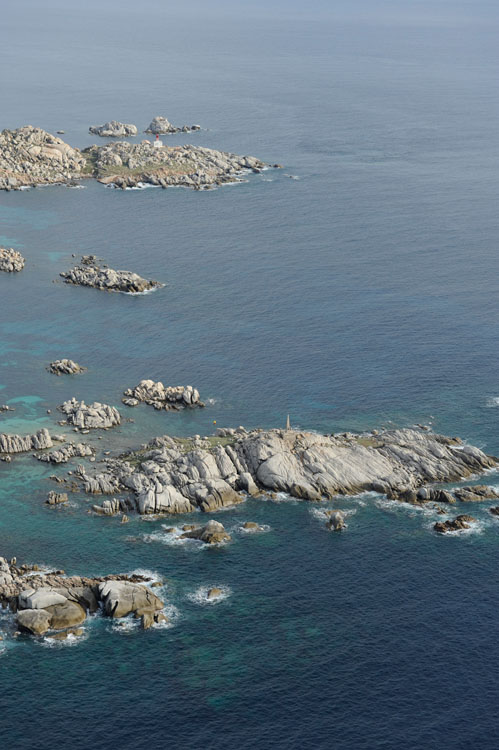 Vue d'ensemble du monument des Naufrages et du phare, île Lavezzo