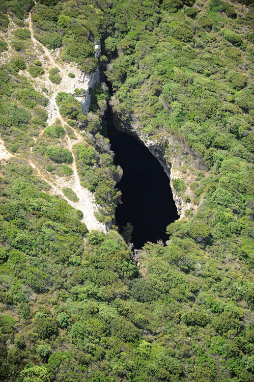 Gouffre de la grotte de Sdragonato