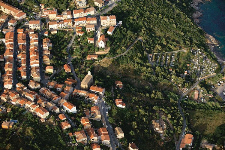 Cimetière et églises Saint-Spyridon et de l'Assomption depuis l'ouest