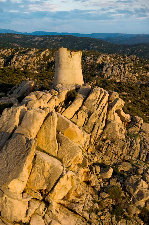 Tour génoise de Senetosa depuis l'ouest