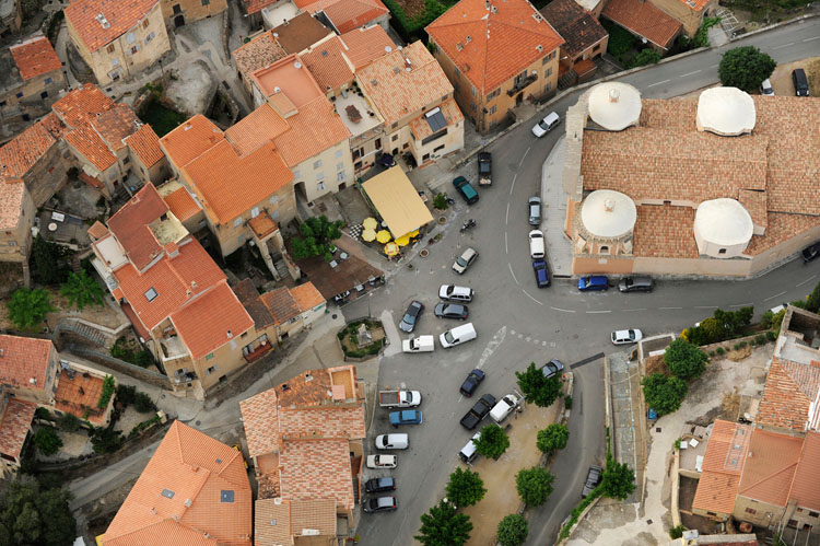 Village de Belgodère depuis le sud. Grand-Place et église. Vue plongeante