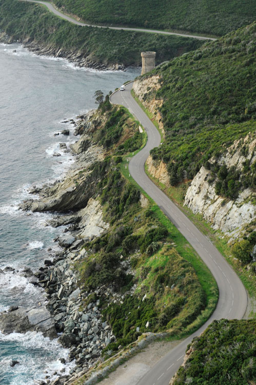 Vue d'ensemble de la tour génoise de l'Osse depuis le nord. Route D80