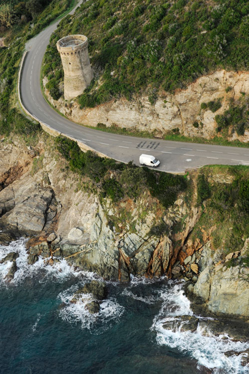 Tour génoise de l'Osse depuis le nord-est. Route D80