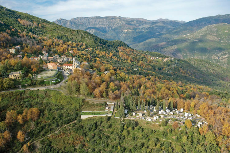 Vue d'ensemble du village de Campile depuis l'est. Église et cimetière isolé