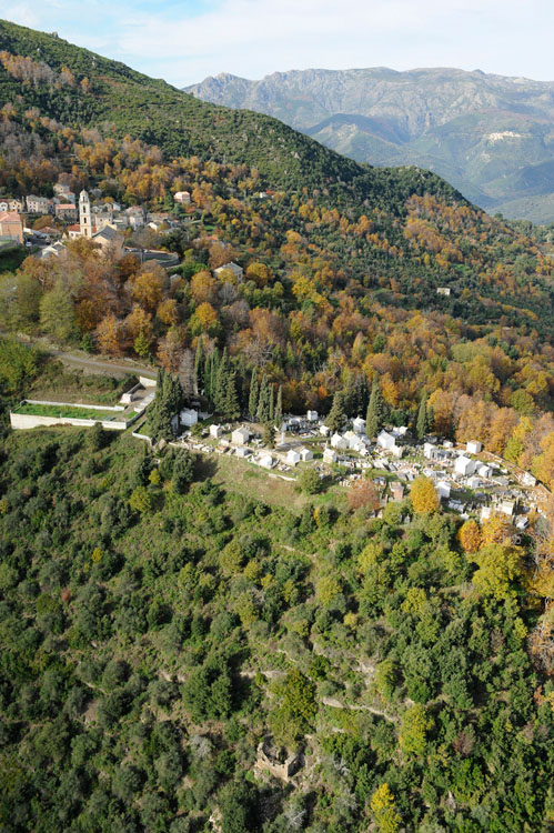 Église et cimetière de Campile depuis l'est